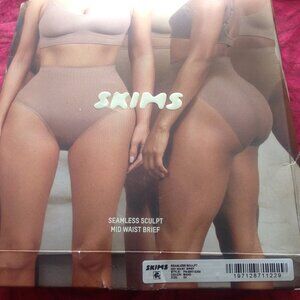SKIMS Seamless Scuplpt Mid Waist Thong